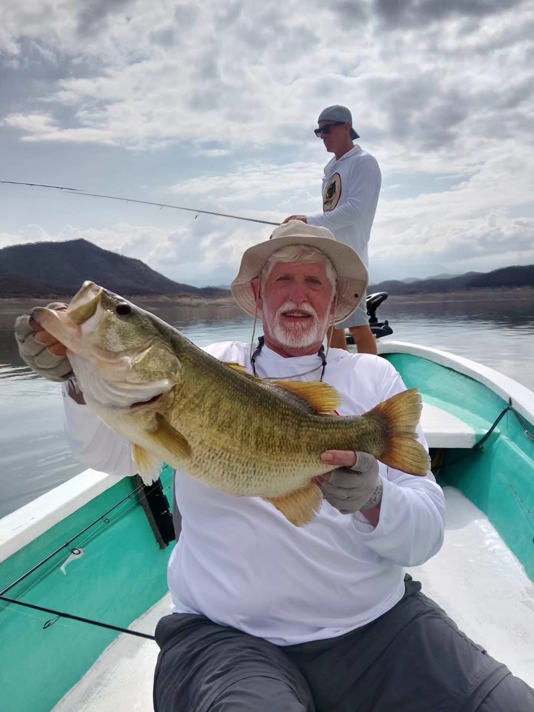 Pescador mostrando lobina trofeo en Pro Bass Adventures Mexico